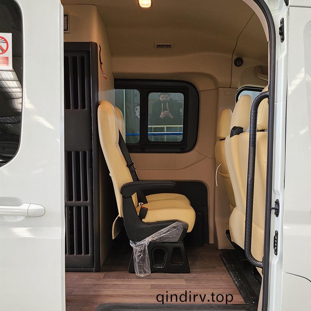 警用囚(qiu)車(che)