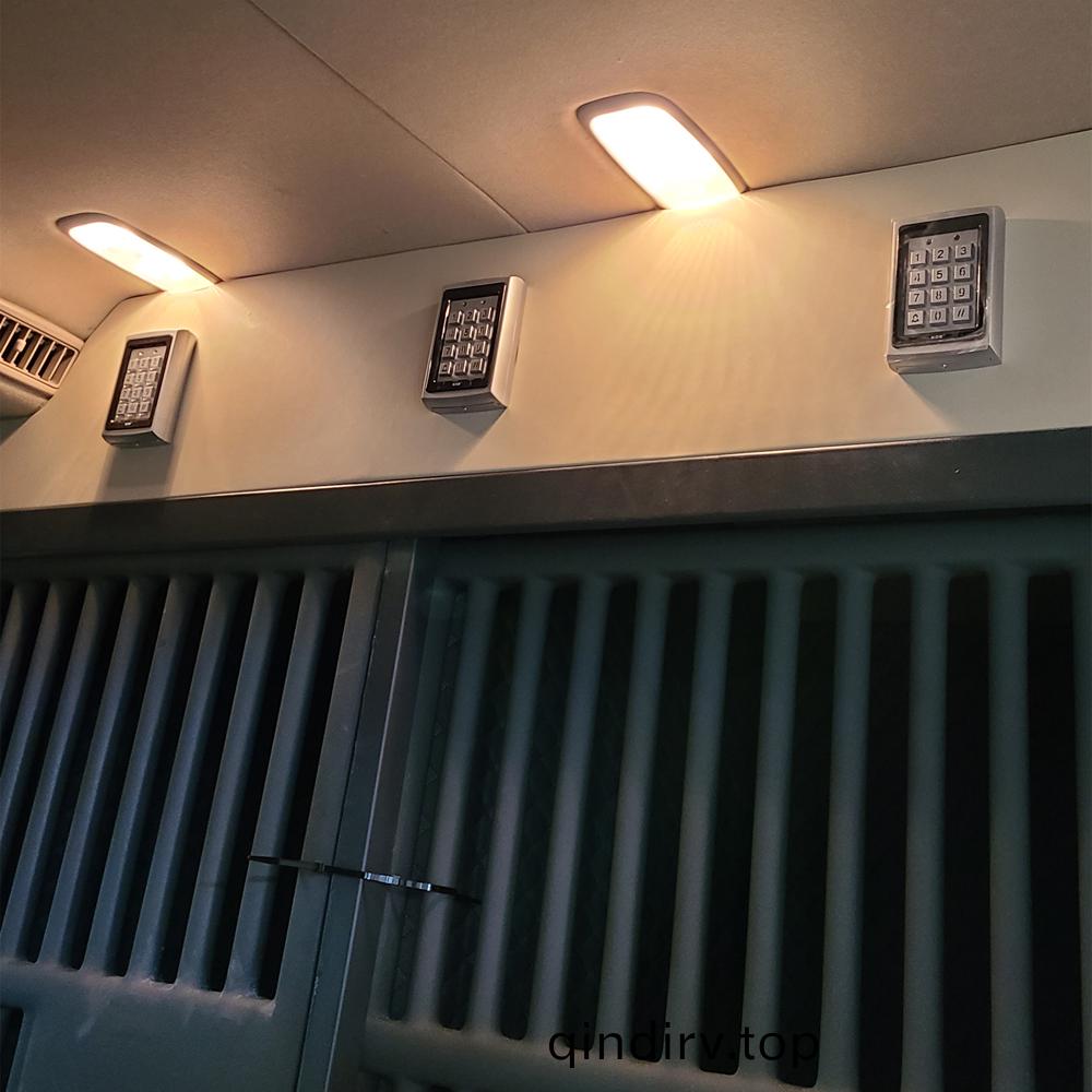 警(jing)用(yong)囚(qiu)車(che)